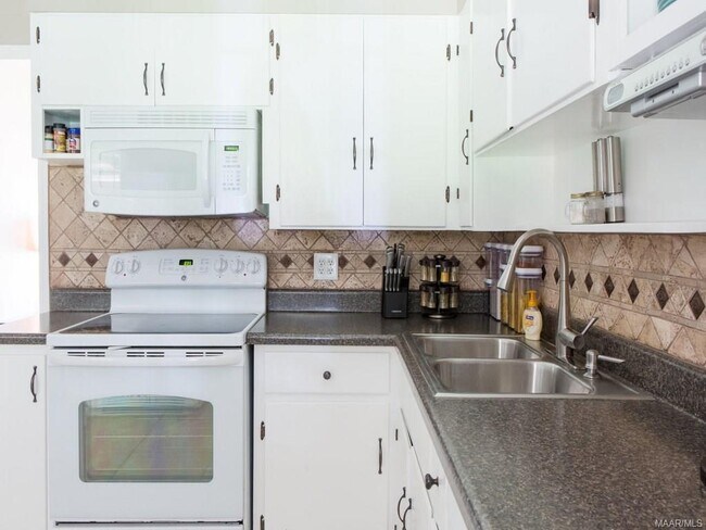 Building Photo - Adorable 3 bedroom/1 Bath in Forest Hills!