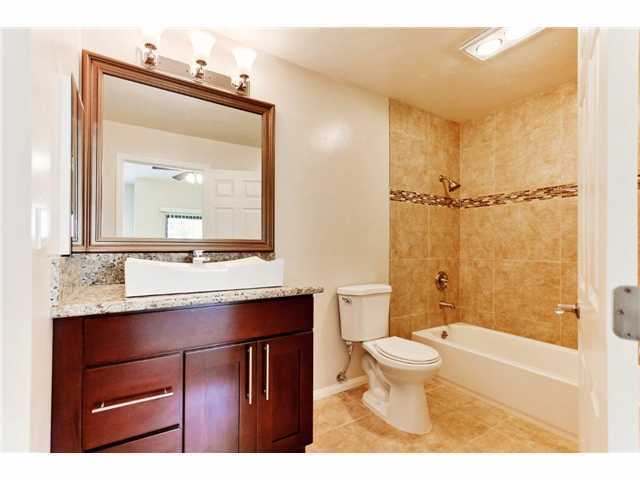Building Photo - This AMAZINGLY immaculate 2 bed townhome w...