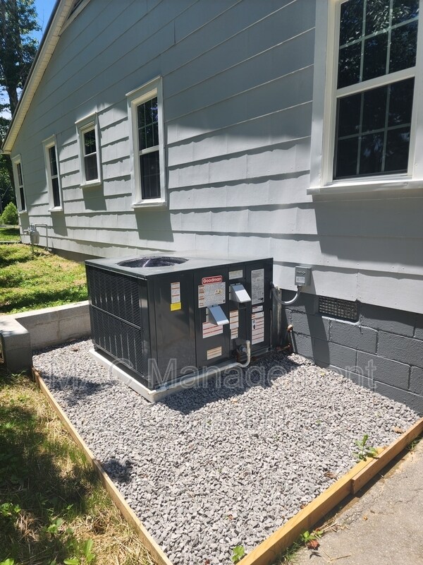 Building Photo - 1067 Crescent Dr