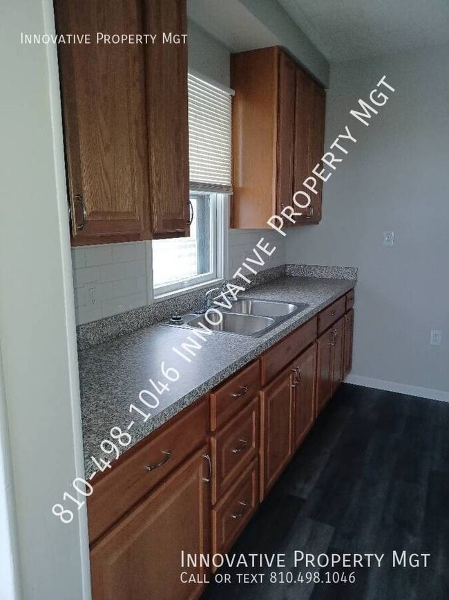 Building Photo - 842 E 9th St