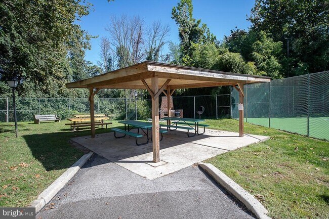 Building Photo - 1640 Oakwood Dr