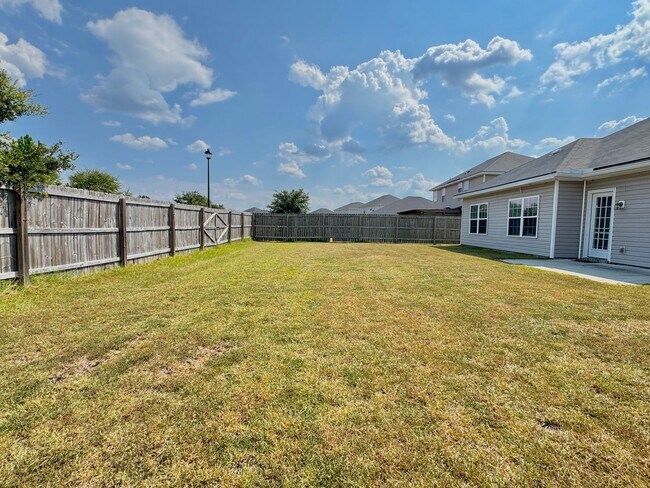 Building Photo - AVAILABLE OCTOBER 2025 [PET FRIENDLY]