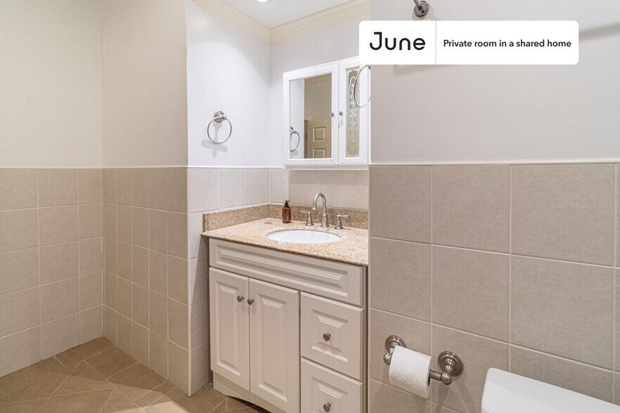 Building Photo - Room in Shared 5 bed/2 bath home