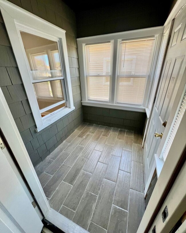 Building Photo - Delightful 4 Bed/1 Bath Single Family Home...