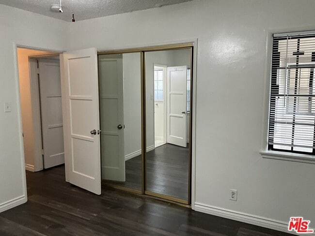 Building Photo - 1123 E Cameron Ave