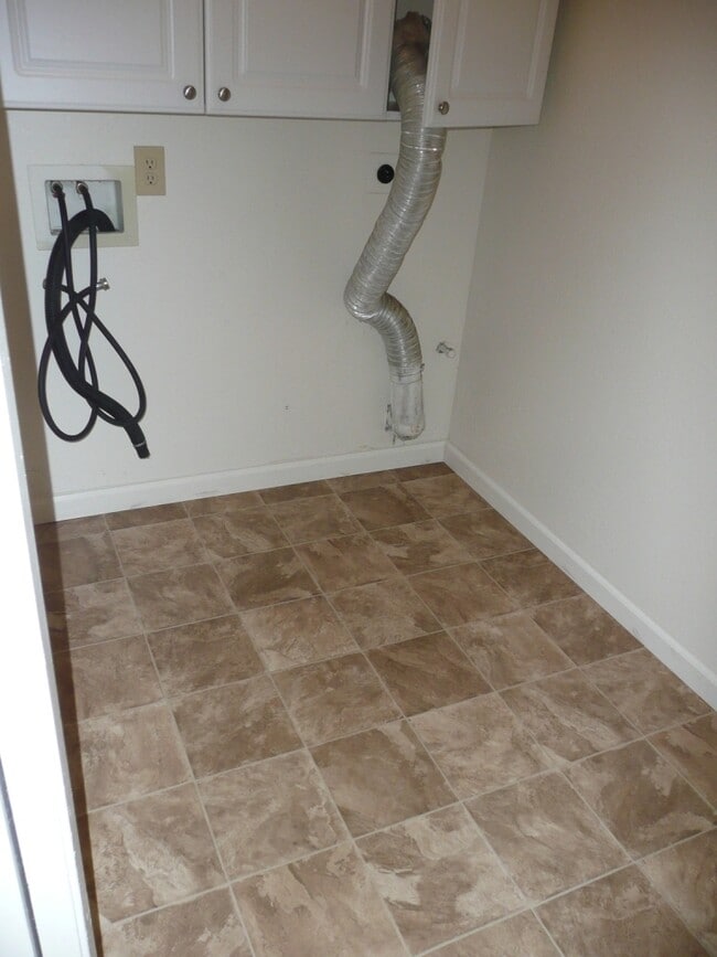 Building Photo - 1205 Duke Dr
