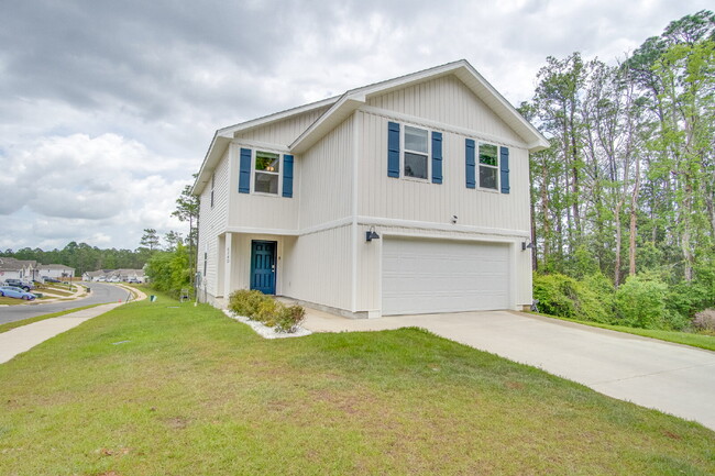 Building Photo - Spacious 4BR Home with 2-Car Garage Near M...