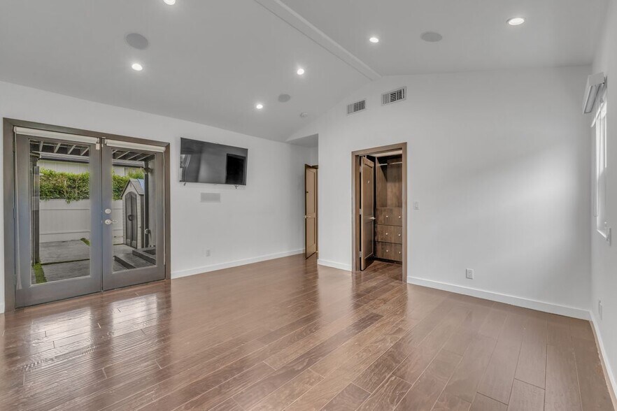 Building Photo - 4925 Nagle Ave