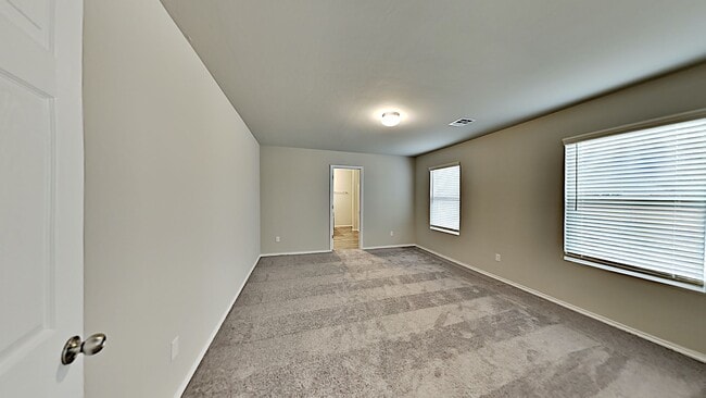 Building Photo - Very nice 3 Bedroom 2 Bath Home in Yukon S...