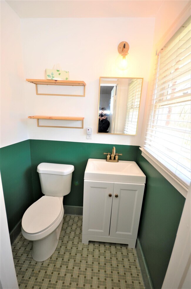 Building Photo - 1009 N Hills Dr