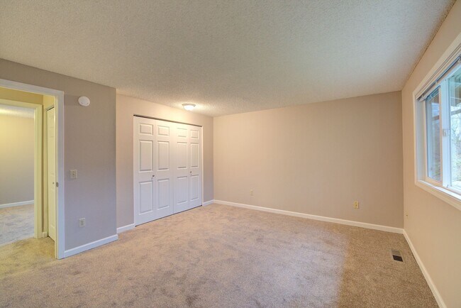 Building Photo - 16611 NE 48th Ct