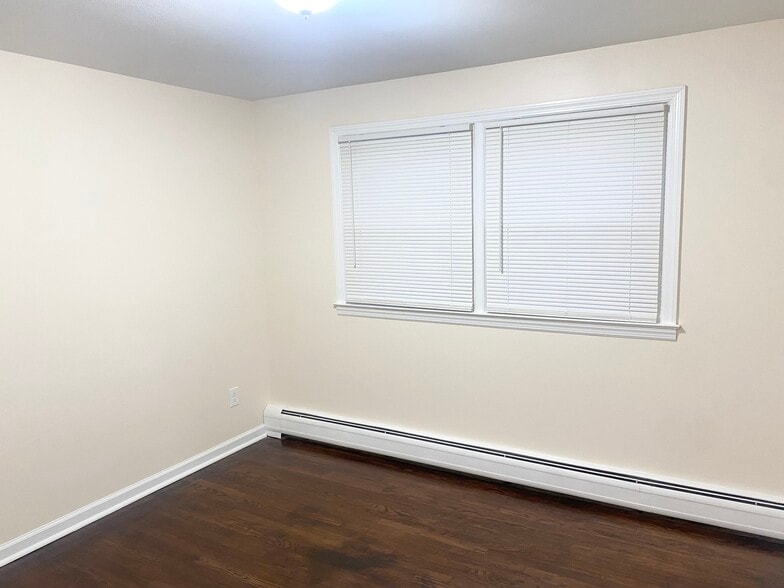 Building Photo - 317 Alexander Ave