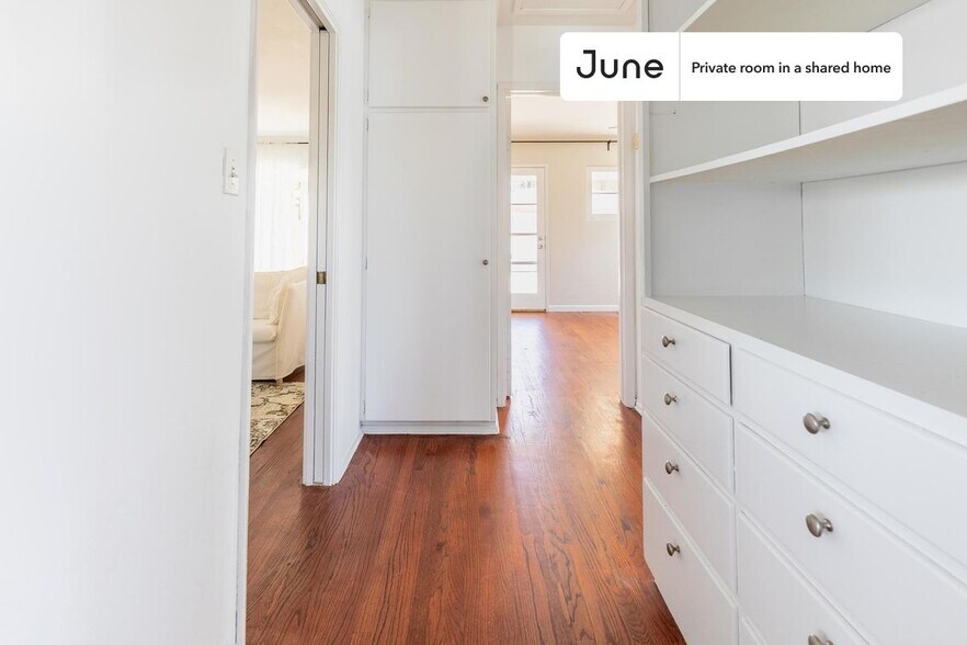 Building Photo - Room in Shared 7 bed/3 bath home