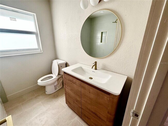 Building Photo - 644 Manor Dr W