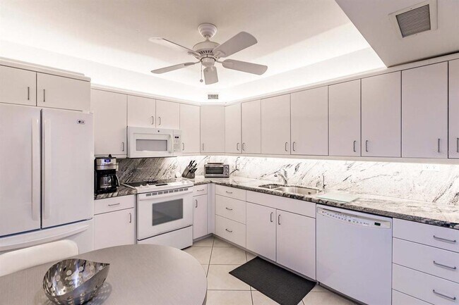 Building Photo - 1055 W Peppertree Dr