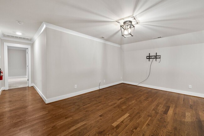 Building Photo - **Luxury 4/4 with Fenced in Yard**