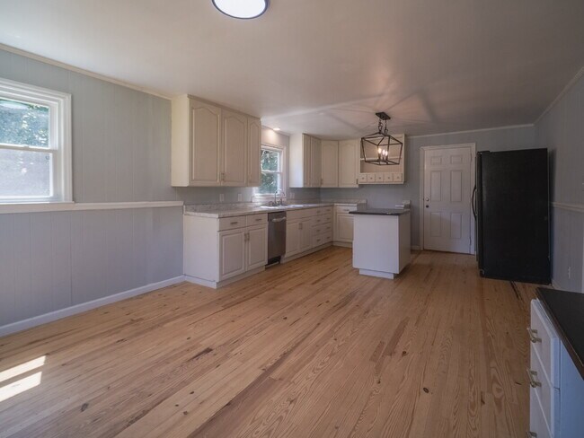 Building Photo - "Charming 3-Bedroom Home in Cramerton - Spacious 1217 Sq Ft with 2 Full Baths!"