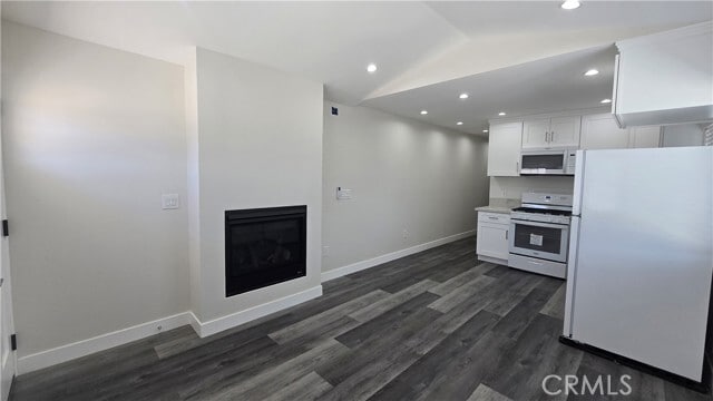 Building Photo - 1750 N Madera Ave