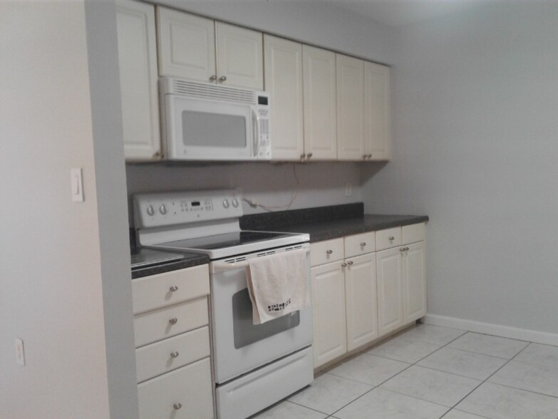 Building Photo - 906 Richwood Ln