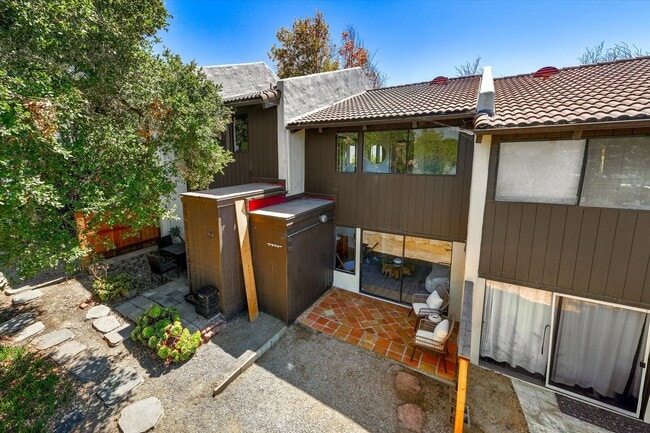 Building Photo - The Highlands 2 bdrm Condo