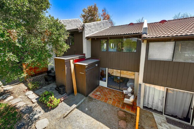 Building Photo - The Highlands-Unfurnished 2 bdrm Condo-Avail Now!