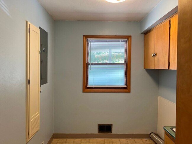 Building Photo - 720 Orchard Heights Rd NW