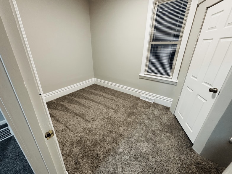 Building Photo - 2315 E End Ave