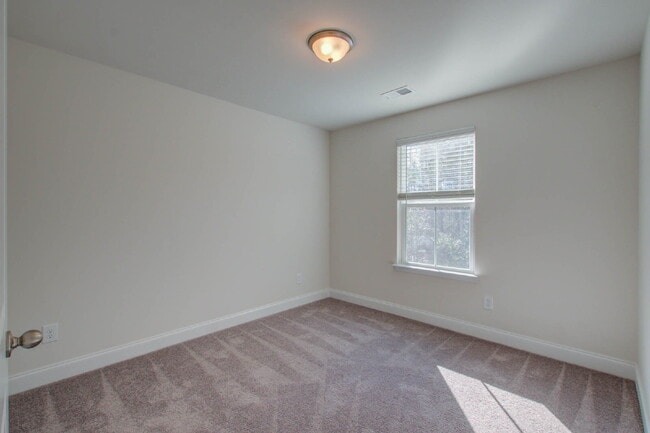 Building Photo - 7821 Montview Rd