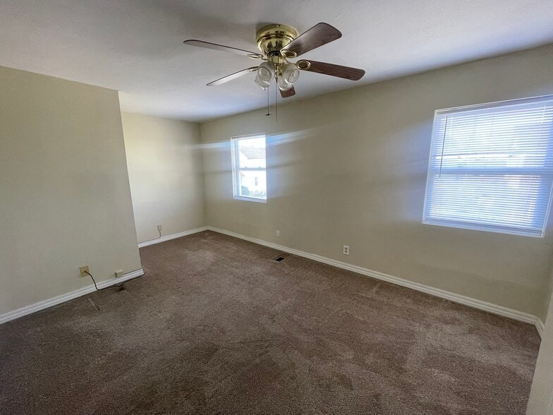 Building Photo - 2330 Parkland Ave