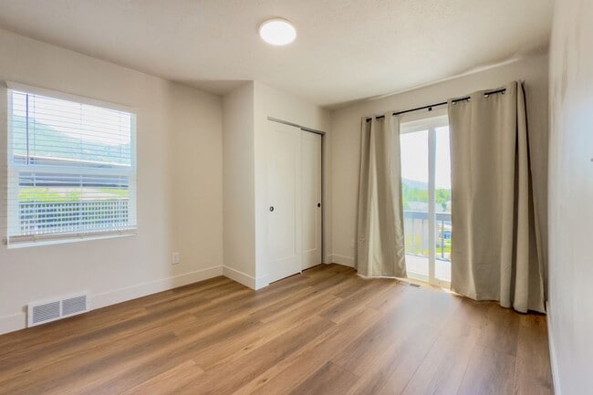 Building Photo - Modern 4-Bed, 2-Bath Home with Central Air...