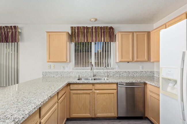 Building Photo - 10848 W Ventana Dr S