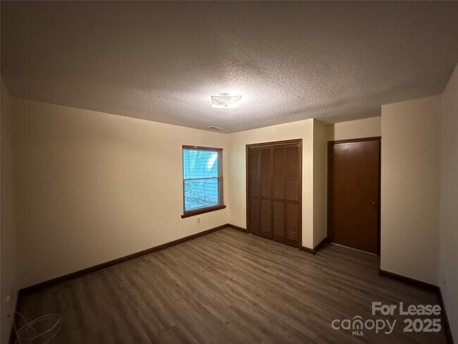 Building Photo - 217 Raintree Dr