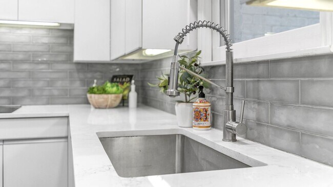 Building Photo - CHARMING 5 BDRM HOME IN CASTLE HILLS!!