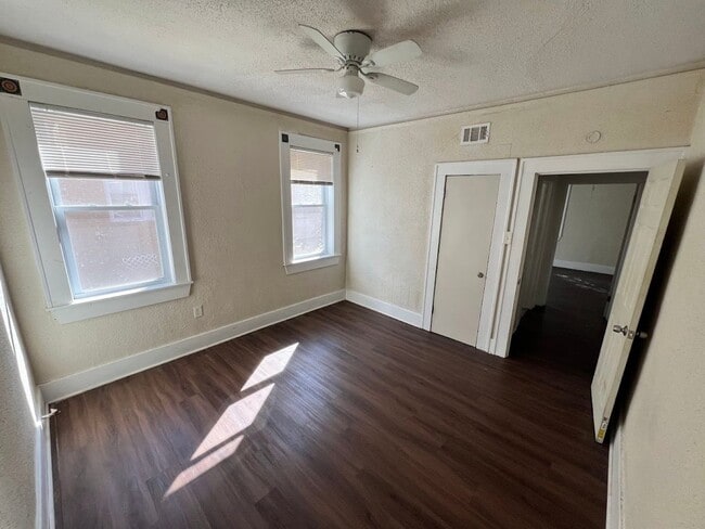 Building Photo - MOVE IN READY