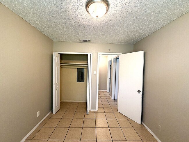 Building Photo - 2105 Coach Dr