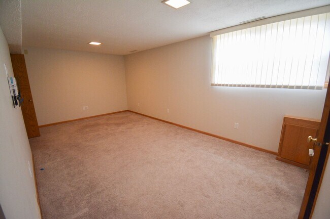 Building Photo - 3 Bed 1.5 Bath Home near Valleyhigh Dr For...