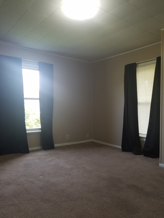 Building Photo - PRE-LEASING- AVAILABLE JUNE 10TH- 4 Bedroom/ 2 Bathroom Home