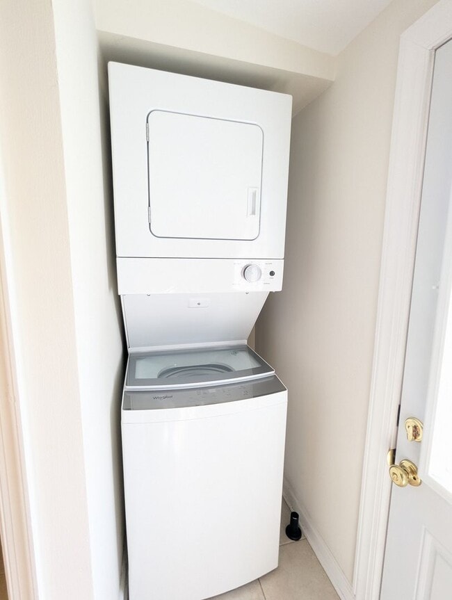 Building Photo - Charming two level row house in downtown Frederick available now!