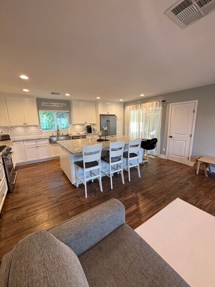 Building Photo - 13758 Lakeview Ct