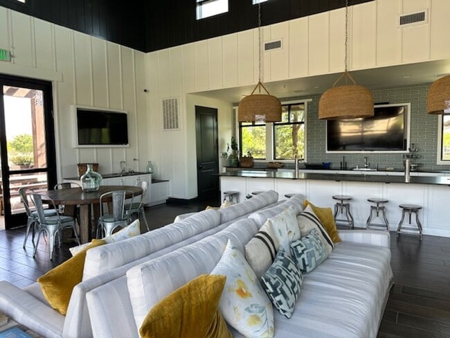 Building Photo - $2,395 Tesoro Viejo Gorgeous 2 Bed + Offic...