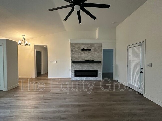 Building Photo - 1421 E Mesa Ct