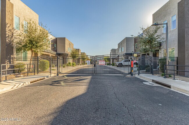 Building Photo - 2315 E Pinchot Ave