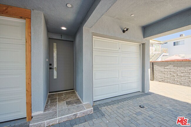 Building Photo - 10803 Kling St