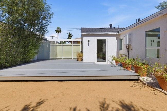 Building Photo - Amazing Del Rey House Available