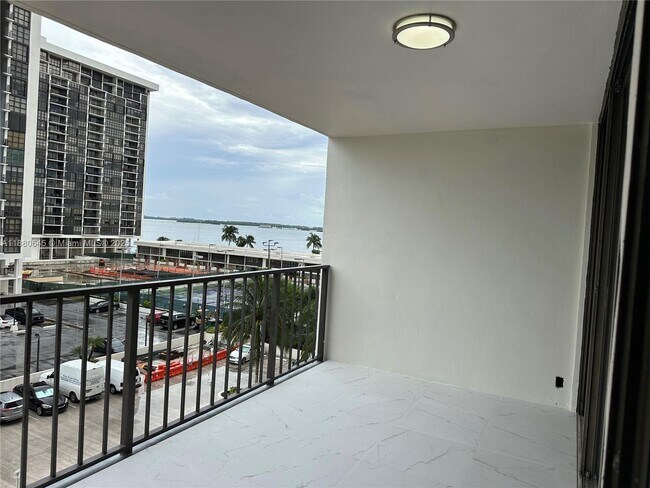 Building Photo - 1915 Brickell Ave