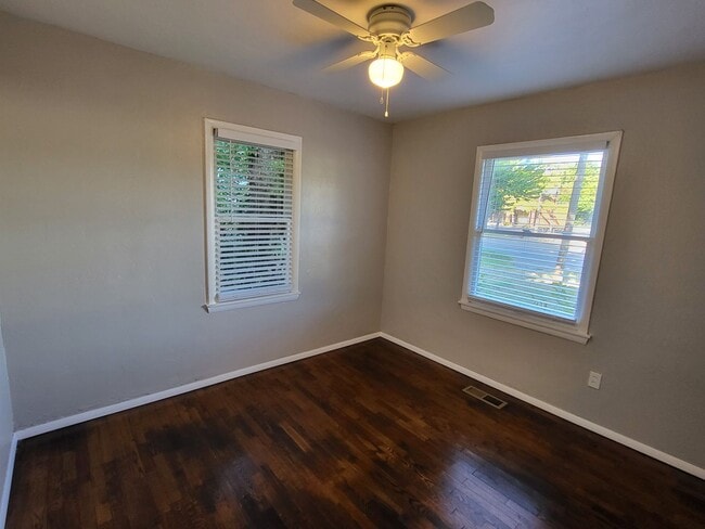 Building Photo - Beautiful 3 bedroom house with granite countertops and central heat and air