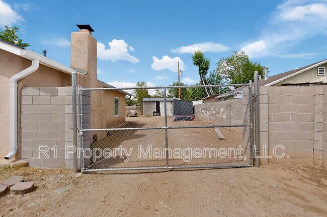 Building Photo - 823 San Lorenzo Ave NW