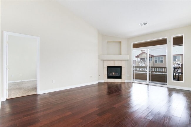 Building Photo - July 1st Move in! Top Floor 2 Bed / 2 Bath...