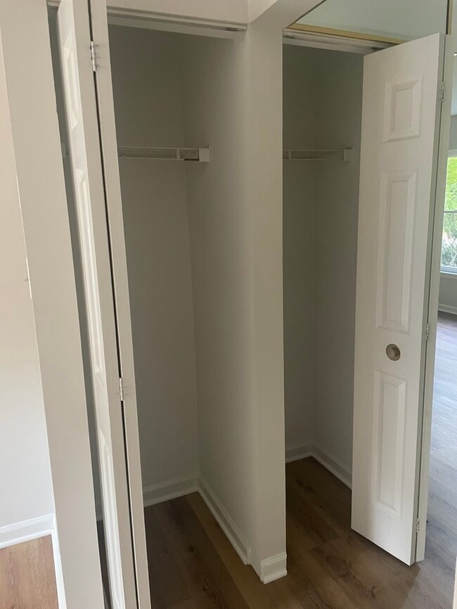 Building Photo - 3 Bedrooms 2 Bathrooms in a GREAT AREA