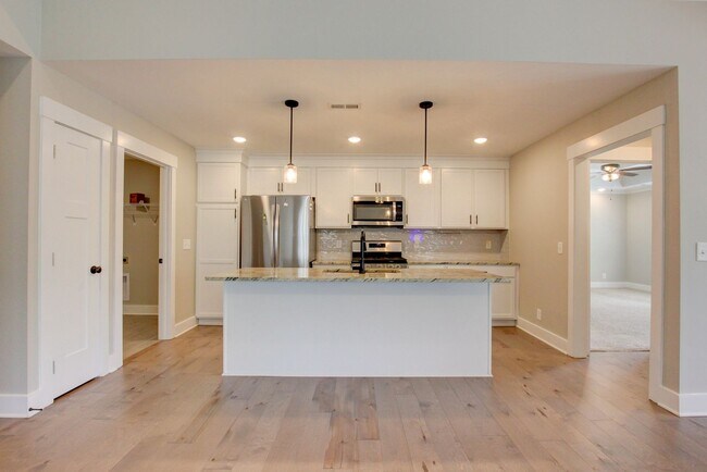 Building Photo - Fresh and Clean 3 bed/2 bath minutes from Exit 8.  Show Stopper!